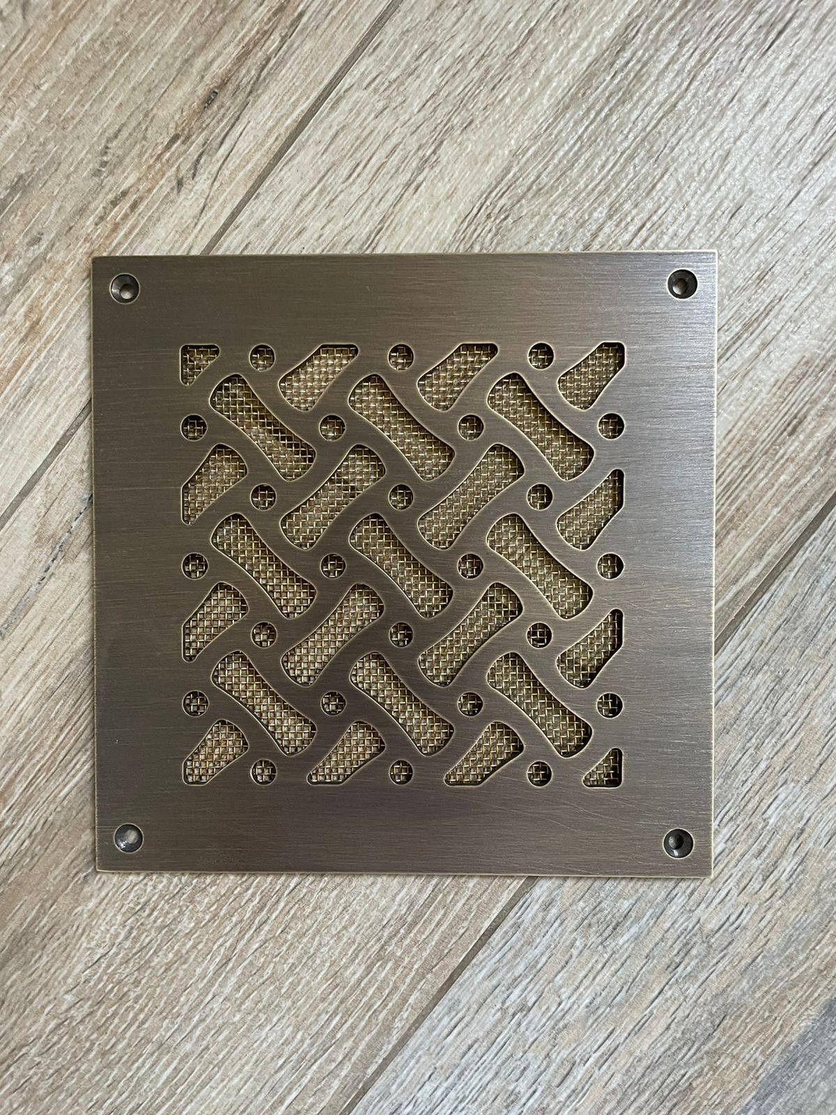 Вентиляционная решетка латунная с патиной LR-06 150х150